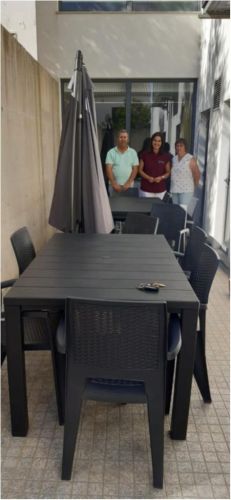 Oferta de cadeiras, mesas e chap&eacute;us de sol &agrave; Funda&ccedil;&atilde;o Vaquinhas e Velez do Peso