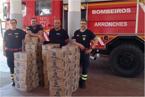 Entrega de garrafas de &aacute;gua aos Bombeiros Volunt&aacute;rios de Monforte e Arronches